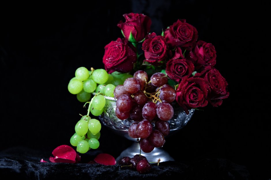 Натюрморт розы и виноград