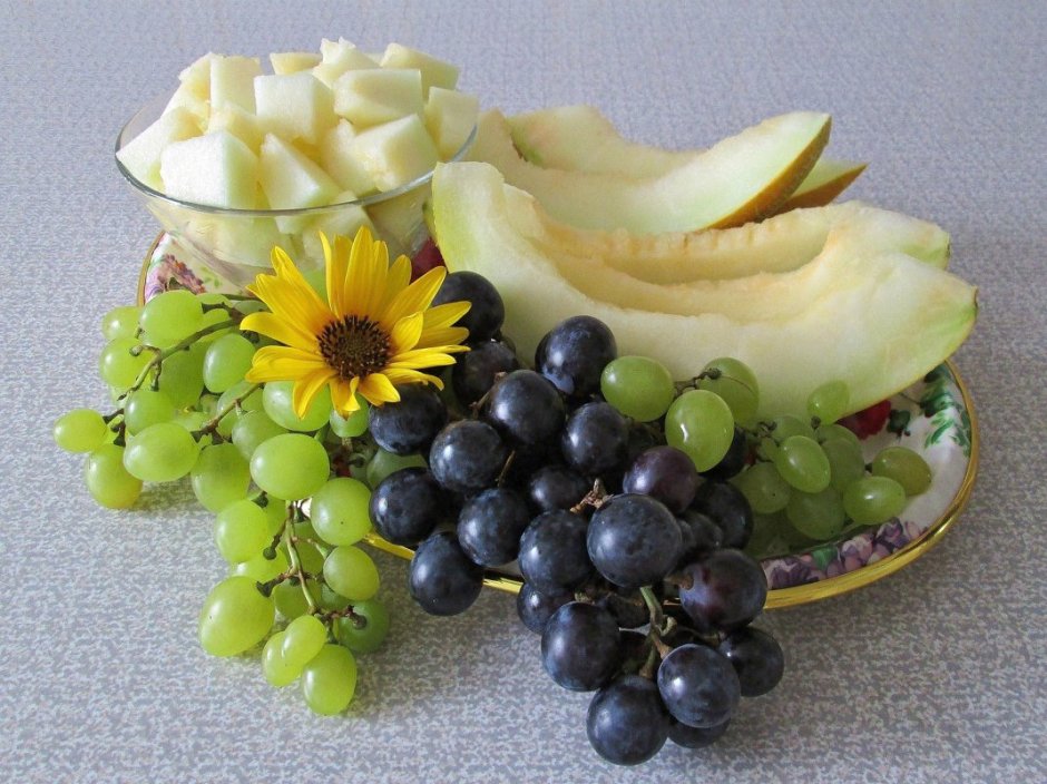 Фруктовая тарелка с виноградом