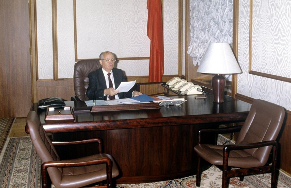 Горбачев Михаил Сергеевич в кабинете