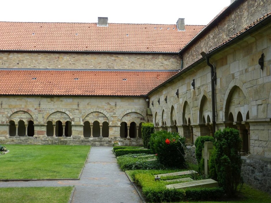 Внутренний дворик монастыря средневековья
