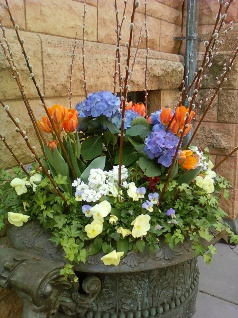 Цветочные композиции в кашпо для сада