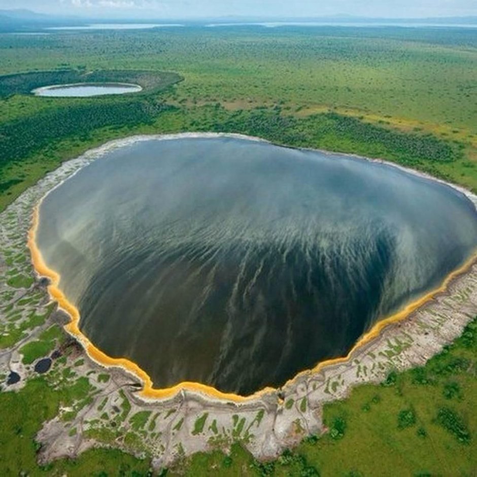 Бездонное озеро национальный парк королевы Елизаветы Уганда