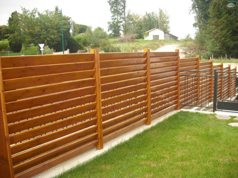 Деревянный забор ограда